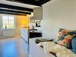 Helle Küche mit Sitzmöglichkeit - Haus Sommerlycka - Top-Hundeurlaub