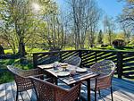 Terrasse mit Gartenmöbeln und Blick ins Grüne am Ferienhaus Sommerlycka - Haus Sommerlycka - Top-Hundeurlaub