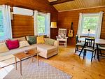 Heller Wohnbereich mit Sofa und Essplatz im Ferienhaus Sommerlycka - Haus Sommerlycka - Top-Hundeurlaub