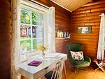 Helle Sitzecke mit Blick in den Garten im Ferienhaus Sommerlycka - Haus Sommerlycka - Top-Hundeurlaub