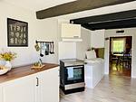 Küche mit Herd und Arbeitsfläche im Ferienhaus Sommerlycka in Fågelfors - Haus Sommerlycka - Top-Hundeurlaub