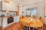 Küche / Küchenzeile - Ferienhaus Rad Kapitän direkt am See mit Sauna und Terrasse - Top-Hundeurlaub