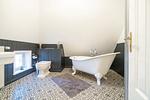 Das Badezimmer verfügt sowohl über eine Badewanne als auch eine bodengleiche Dusche. - Luettliv-Huus I - Top-Hundeurlaub