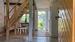 Offener Wohnbereich mit Treppe zum Schlafloft - Chalet Hjortblick - Top-Hundeurlaub