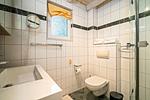 Ferienhaus Kathi in Jabel Blick in das Badezimmer mit Dusche - Kathi - Top-Hundeurlaub