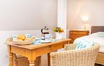 Esstisch in der Ferienwohnung Jungnamen Sand 14 in Wittdün auf Amrum - Haus Jungnamen Sand Whg. 14 - Top-Hundeurlaub