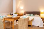 Schlaf- und Essbereich in der Ferienwohnung Jungnamen Sand 14 in Wittdün auf Amrum - Haus Jungnamen Sand Whg. 14 - Top-Hundeurlaub