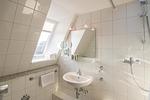 Badezimmer in der Ferienwohnung Jungnamen Sand 14 in Wittdün auf Amrum - Haus Jungnamen Sand Whg. 14 - Top-Hundeurlaub