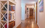 Flur mit Bücherregal im Ferienhaus Jungnamen Sand in Wittdün auf Amrum - Haus Jungnamen Sand Whg. 14 - Top-Hundeurlaub