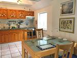 Wohnzimmer mit offener Küche - Doppelhaushälfte Nr. 2 im Feriengarten - Top-Hundeurlaub