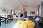 Wohnzimmer mit Blick in den Küchenbereich - Ferienhaus 02a - Top-Hundeurlaub