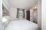 erstes Schlafzimmer mit Kleiderschrank - Ferienhaus 02a - Top-Hundeurlaub