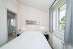 erstes Schlafzimmer mit Doppelbett - Ferienhaus 02a - Top-Hundeurlaub