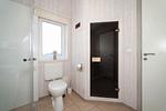 Badezimmer mit Blick zur Sauna - Ferienhaus 02a - Top-Hundeurlaub