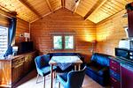 Einladender Wohnbereich mit gemütlicher Sitzecke und hölzernem Charme in Loddin - Ferienwohnung Reimann - Top-Hundeurlaub
