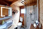 Modernes Badezimmer mit Glasedelstahl-Dusche und beleuchtetem Spiegel - Ferienwohnung Reimann - Top-Hundeurlaub