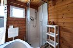 Detailansicht des Badezimmers mit Dusche, Waschbecken und praktischen Ablagen - Ferienwohnung Reimann - Top-Hundeurlaub