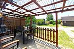 Eigener Außenbereich mit Sitzgruppe und schützender Überdachung im Sommer - Ferienwohnung Reimann - Top-Hundeurlaub