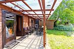 Sonnenterrasse mit direktem Blick in den grünen Garten des Ferienobjekts - Ferienwohnung Reimann - Top-Hundeurlaub