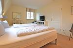 gemütliches Doppelbett mit TV - Amselweg 3, Whg. 2 - Top-Hundeurlaub