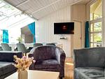 Wohnzimmer mit Blick zum TV - Ferienhaus 12 - Top-Hundeurlaub