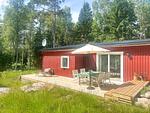 Außenansicht der Stuga Haget mit Terrasse und Naturgrundstück - Stuga Haget - Top-Hundeurlaub