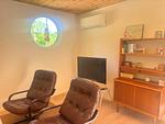 Wohnzimmer der Stuga Haget mit Fernseher und gemütlicher Sitzecke - Stuga Haget - Top-Hundeurlaub