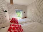 Helles Schlafzimmer mit Doppelbett im Ferienhaus Stuga Haget - Stuga Haget - Top-Hundeurlaub