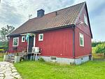 Rückseite des Hus Gillberga mit Garten und Terrasse - Hus Gillberga - Top-Hundeurlaub