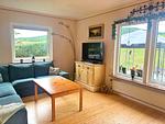 Wohnbereich mit Blick in den Garten des Hus Gillberga - Hus Gillberga - Top-Hundeurlaub