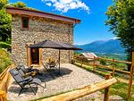 sonnige Terrasse mit Sonnenschirm und schöner Sitzgruppe - Rustico della Quiete - Top-Hundeurlaub