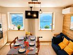 gemütliches Sofa und Blick auf den See - Rustico della Quiete - Top-Hundeurlaub