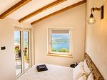 Schlafzimmer mit gemütlichem Bett und Balkon - Rustico della Quiete - Top-Hundeurlaub