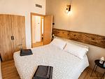 Schlafzimmer mit Naturholz und Kleiderschrank - Rustico della Quiete - Top-Hundeurlaub