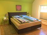 Schlafzimmer mit Doppelbett und TV - Haus am Kölpinsee App. 4.4 - Top-Hundeurlaub