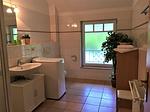 Tageslichtbad mit Dusche, Waschtisch und Waschmaschine - Haus am Kölpinsee App. 4.4 - Top-Hundeurlaub