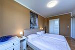 Gemütliches Schlafzimmer mit Komode und Kleiderschrank - Hafenhaus Anglerdomizil - Top-Hundeurlaub