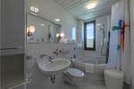 Tageslicht Badezimmer mit Eckbadewanne - Hafenhaus Anglerdomizil - Top-Hundeurlaub