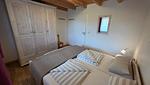zweites Schlafzimmer mit Doppelbett, Kleiderschrank und Ausblick - Ferienhaus Jabel 30 - Top-Hundeurlaub