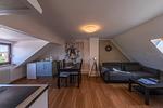 Wohnzimmer und Essbereich mit Tisch und 4 Stühlen - Hafenhaus Kapitänsdeck - Top-Hundeurlaub