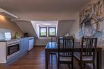 Küchenzeile mit Esstich - Hafenhaus Kapitänsdeck - Top-Hundeurlaub