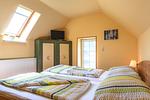 Schlafzimmer 1 von 2 im OG mit Doppelbett. - Ferienhaus Loppin - Top-Hundeurlaub