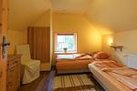 Schlafzimmer 2 von 2 im OG mit Einzelbetten. - Ferienhaus Loppin - Top-Hundeurlaub