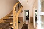 Hausflur mit Treppe zum Obergeschoß - Ferienhaus Ahorn - Top-Hundeurlaub