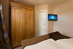 Schlafzimmer 1 TV + Kleiderschrank - Ferienhaus Ahorn - Top-Hundeurlaub