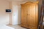 Schlafzimmer 2 mit TV + Kleiderschrank - Ferienhaus Ahorn - Top-Hundeurlaub