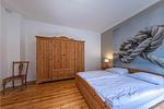 Schlafzimmer mit Doppelbett, Kleiderschrank und Komode - Hafenhaus Bootsquartier - Top-Hundeurlaub