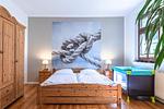 Schlafzimmer mit Doppelbett und Kleiderschrank - Hafenhaus Bootsquartier - Top-Hundeurlaub