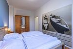 Zweites Schlafzimmer mit Kleiderschrank - Hafenhaus Bootsquartier - Top-Hundeurlaub