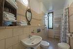 Tageslichtbad mit ebenerdiger Dusche - Hafenhaus Bootsquartier - Top-Hundeurlaub